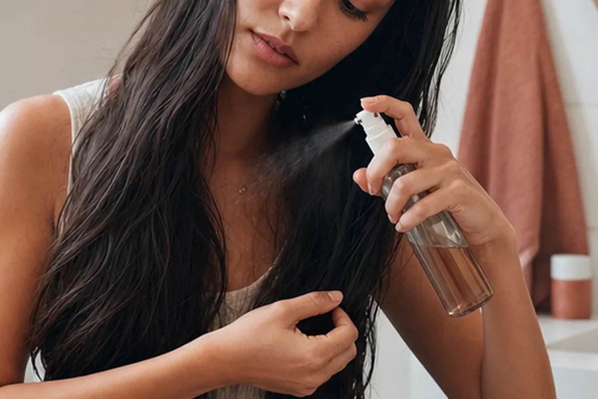Redaktionelle Detailaufnahme zur Orientierung bei Silbershampoo bei Haarbruch