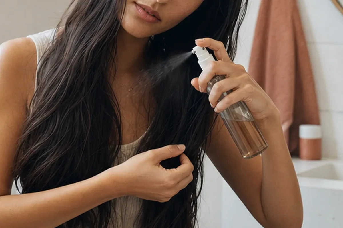 Emotionaler und authentischer Anwendungsmoment rund um Trockenshampoo für feines Haar