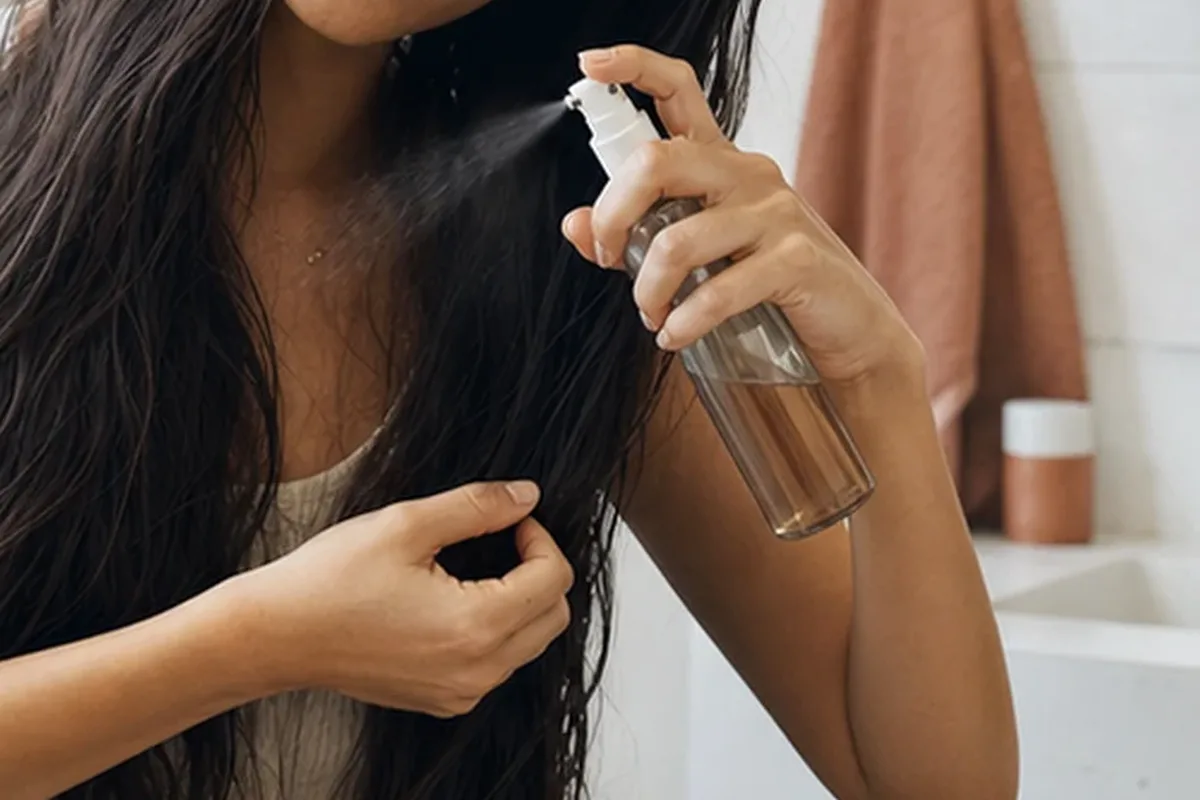 Emotionaler und authentischer Anwendungsmoment rund um Conditioner für strapaziertes Haar