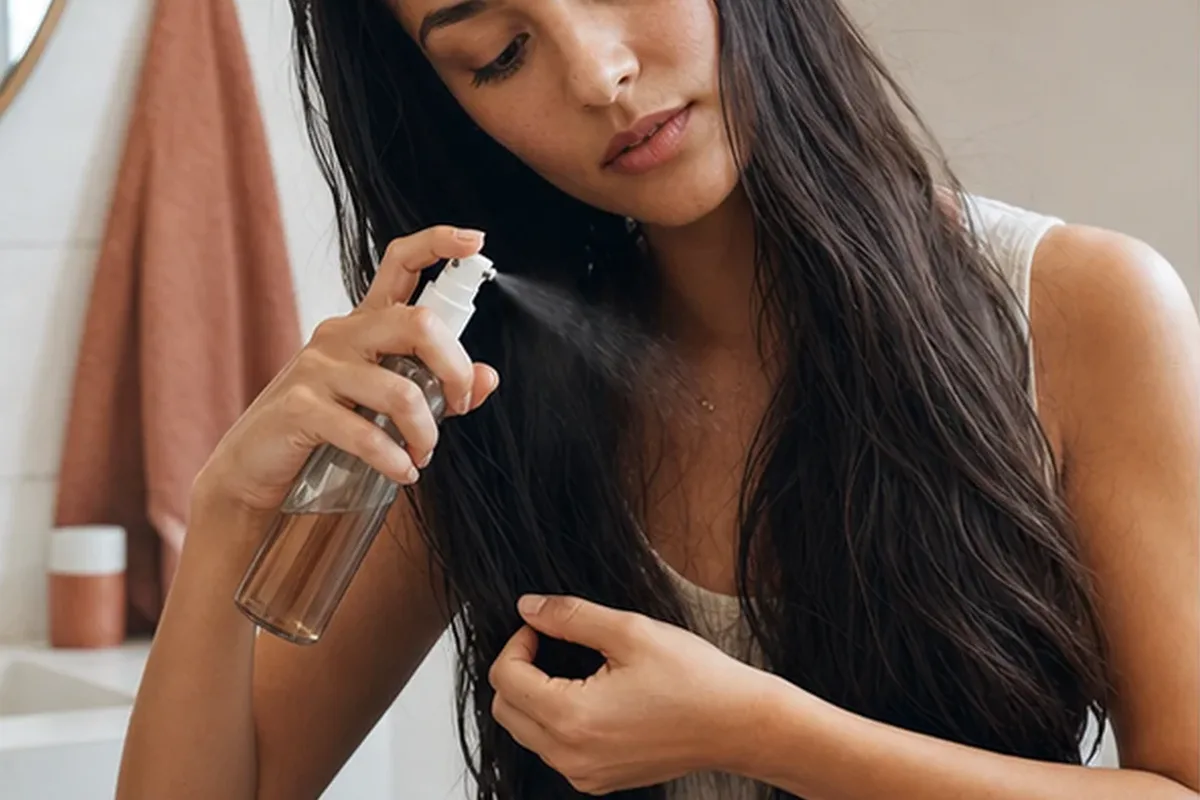 Emotionaler und authentischer Anwendungsmoment rund um Volumenspray bei Frizz