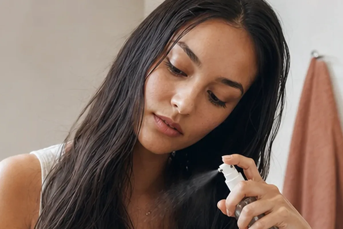 Emotionaler und authentischer Anwendungsmoment rund um Anti-Frizz-Pflege bei fettigem Ansatz