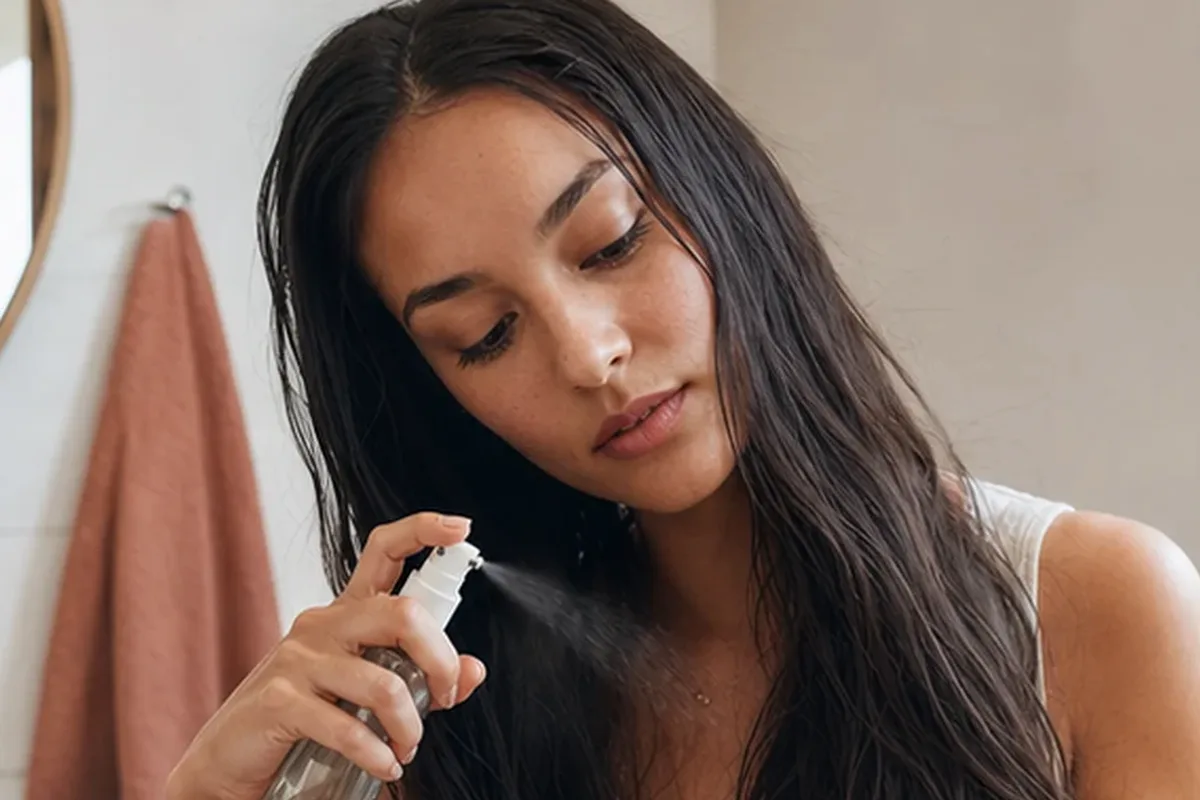 Redaktioneller Beauty-Moment zur Ausgangslage bei Volumenspray bei fettigem Ansatz
