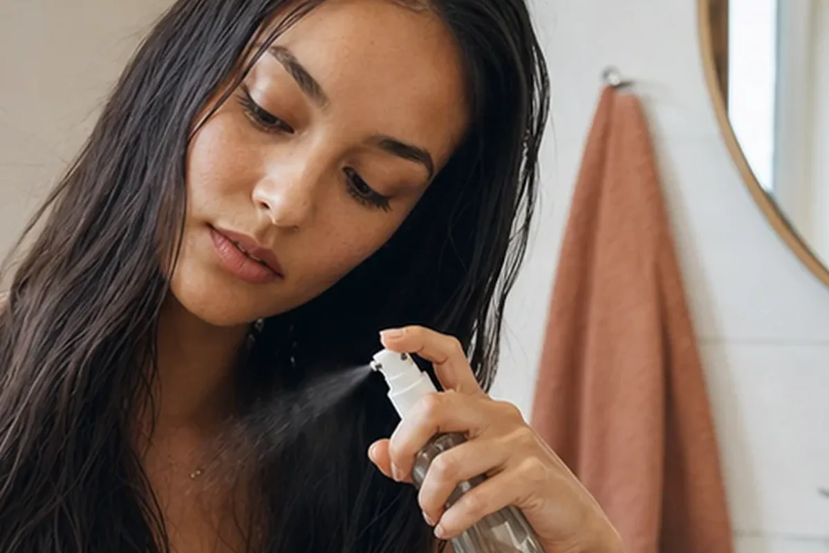 Redaktioneller Beauty-Moment zur Ausgangslage bei Silbershampoo für lockiges Haar
