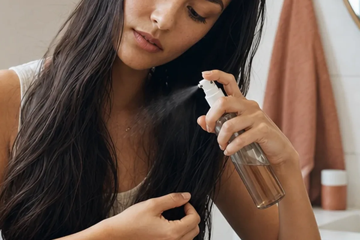 Authentischer Wohlfühlmoment passend zum Beauty-Thema Anti-Frizz-Pflege für strapaziertes Haar