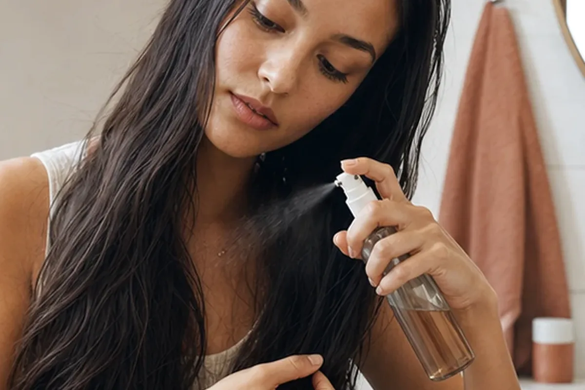 Authentische Beauty-Routine passend zum Thema Haarbürste für lockiges Haar