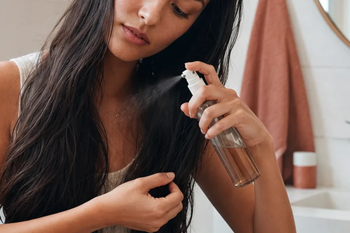 Authentischer Wohlfühlmoment passend zum Beauty-Thema Conditioner für empfindliche Kopfhaut