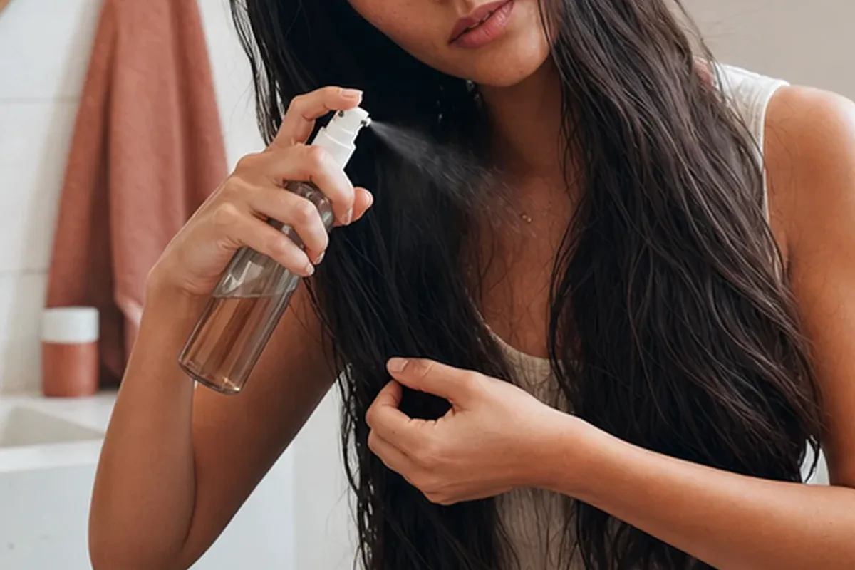 Authentische Beauty-Routine passend zum Thema Kopfhautserum bei Haarbruch