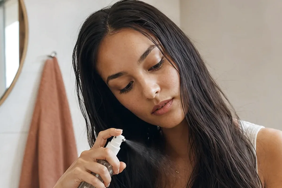 Emotionaler und authentischer Anwendungsmoment rund um Volumenspray für lockiges Haar