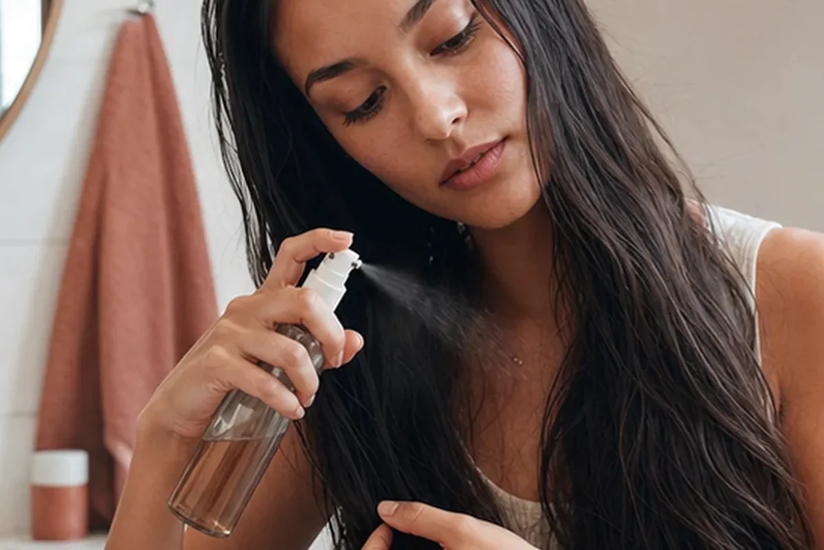 Redaktioneller Beauty-Moment zur Ausgangslage bei Tiefenreinigungsshampoo für strapaziertes Haar