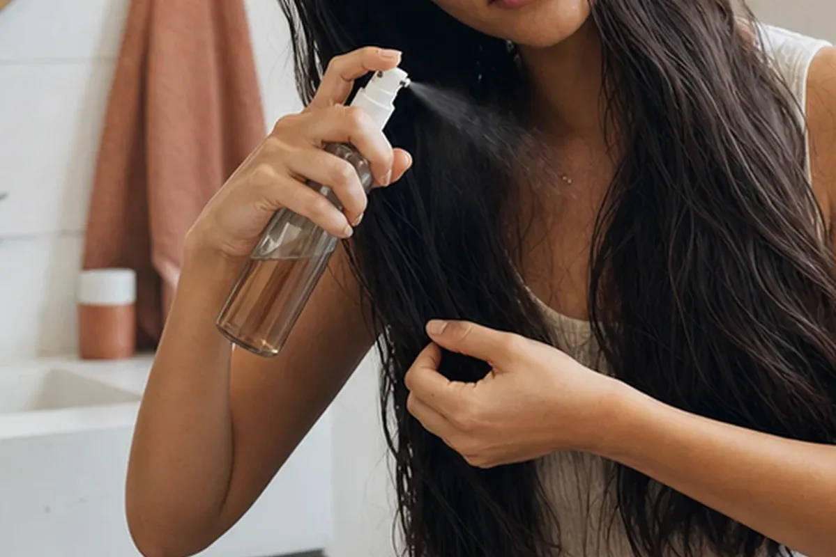 Emotionaler und authentischer Anwendungsmoment rund um Mildes Shampoo für feines Haar