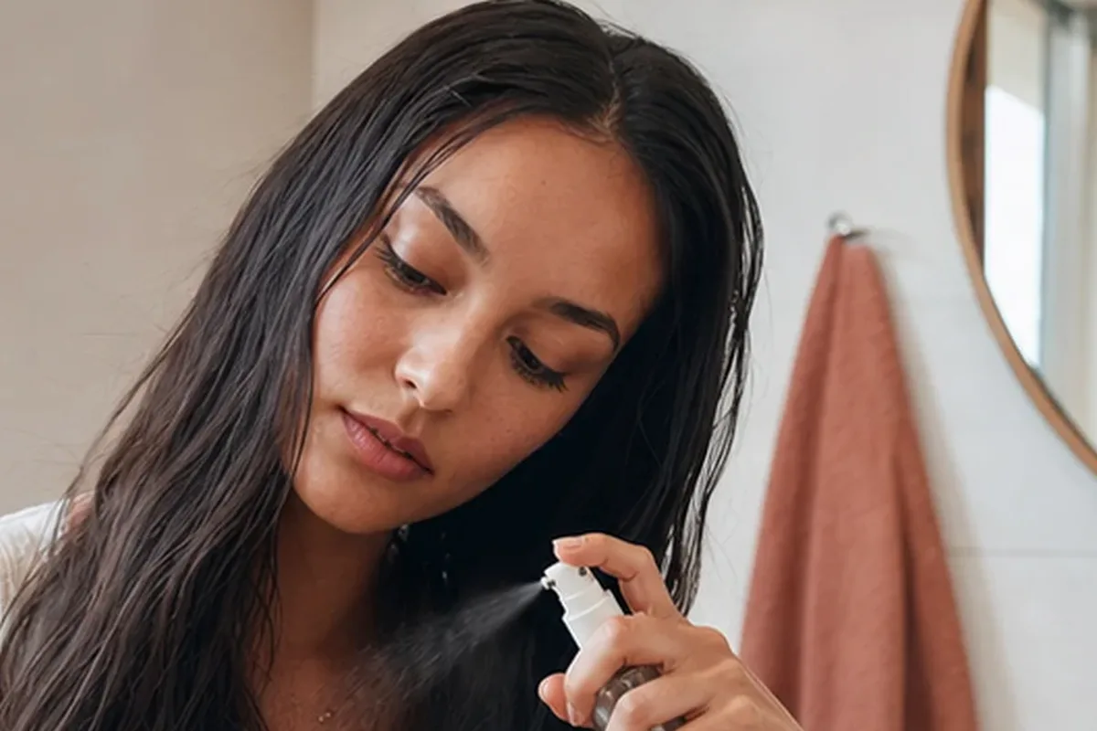 Authentischer Wohlfühlmoment passend zum Beauty-Thema Trockenshampoo für empfindliche Kopfhaut