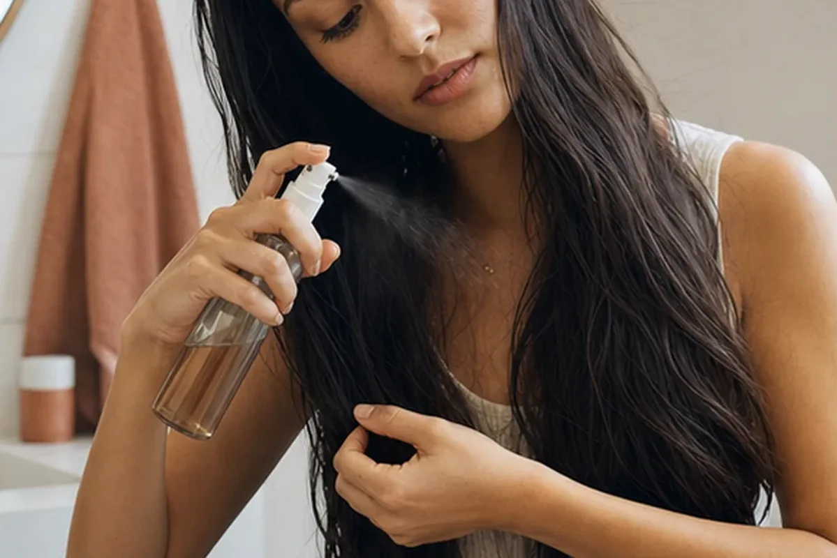 Authentische Beauty-Routine passend zum Thema Silbershampoo für feines Haar