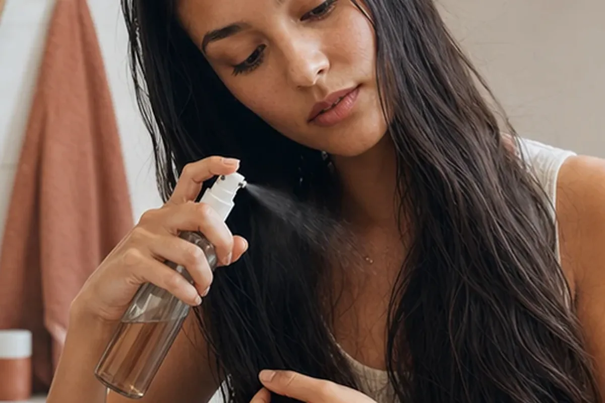 Emotionaler und authentischer Anwendungsmoment rund um Conditioner bei fettigem Ansatz
