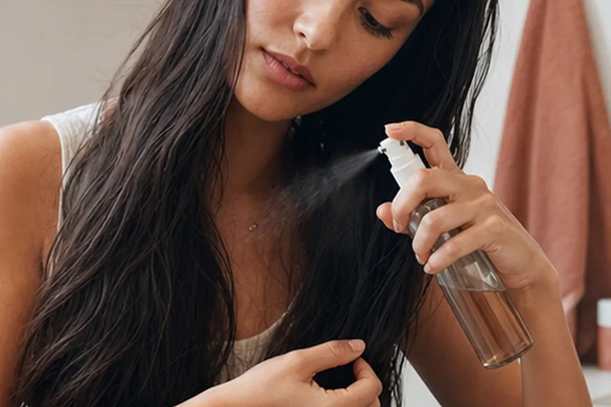 Redaktioneller Beauty-Moment zur Ausgangslage bei Haarmaske bei Frizz
