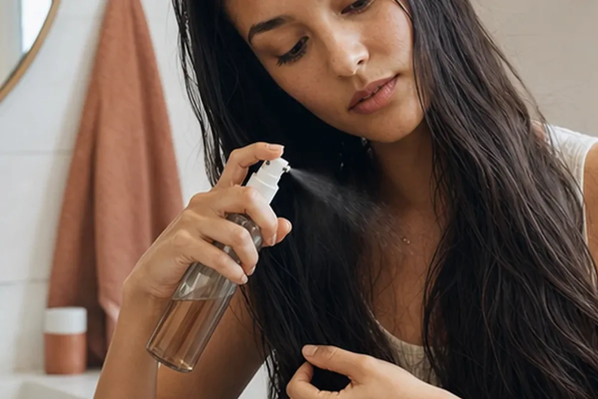 Authentischer Wohlfühlmoment passend zum Beauty-Thema Anti-Frizz-Pflege bei Haarbruch