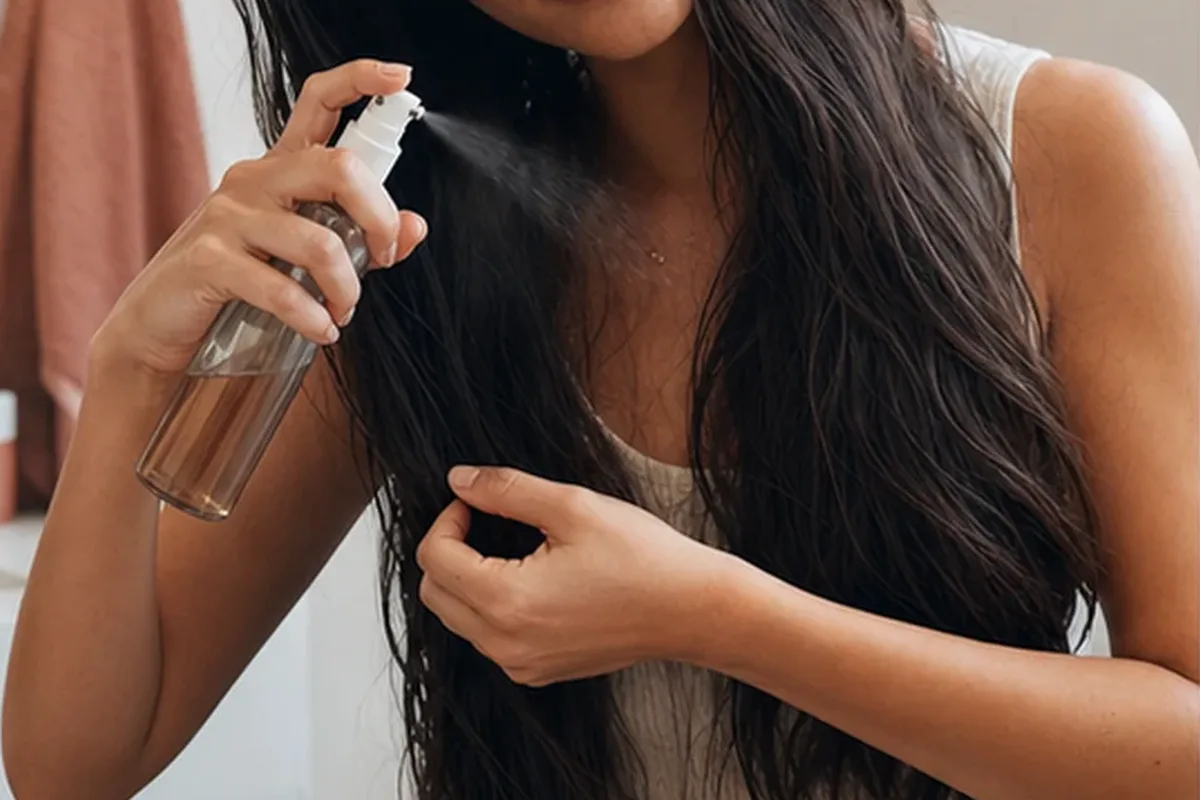 Authentischer Wohlfühlmoment passend zum Beauty-Thema Haartrockner bei fettigem Ansatz
