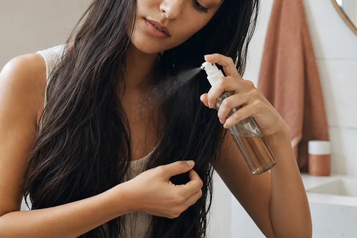 Hochwertige Beauty-Inszenierung zu Auswahlkriterien für Lockencreme bei Haarbruch