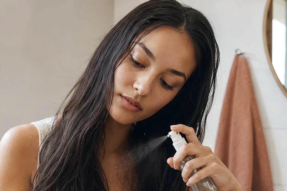 Authentischer Wohlfühlmoment passend zum Beauty-Thema Haartrockner bei Frizz