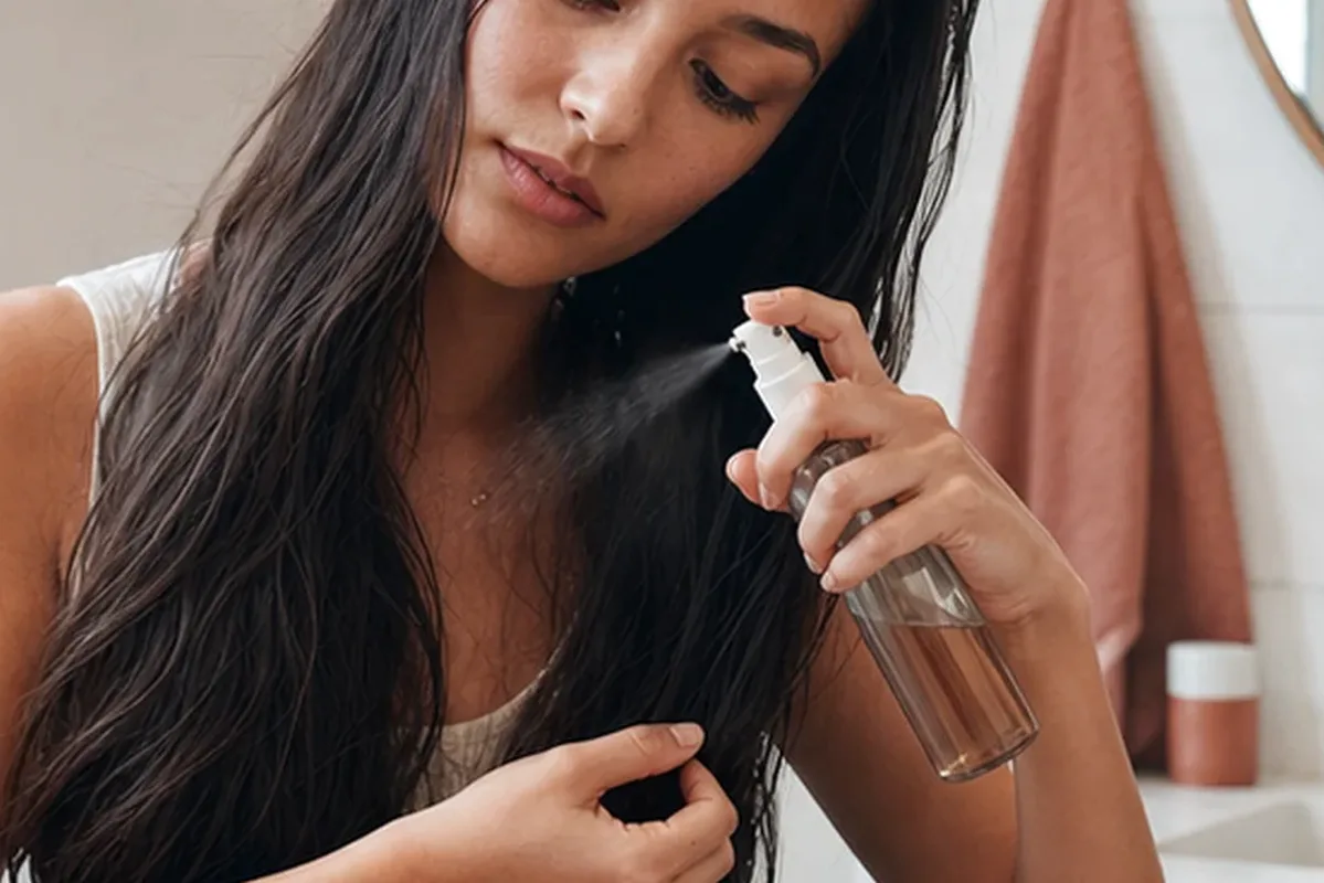 Emotionaler und authentischer Anwendungsmoment rund um Volumenspray für lockiges Haar