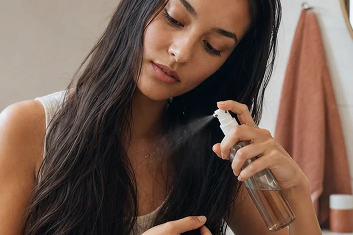 Redaktionelle Detailaufnahme zur Orientierung bei Anti-Frizz-Pflege für feines Haar