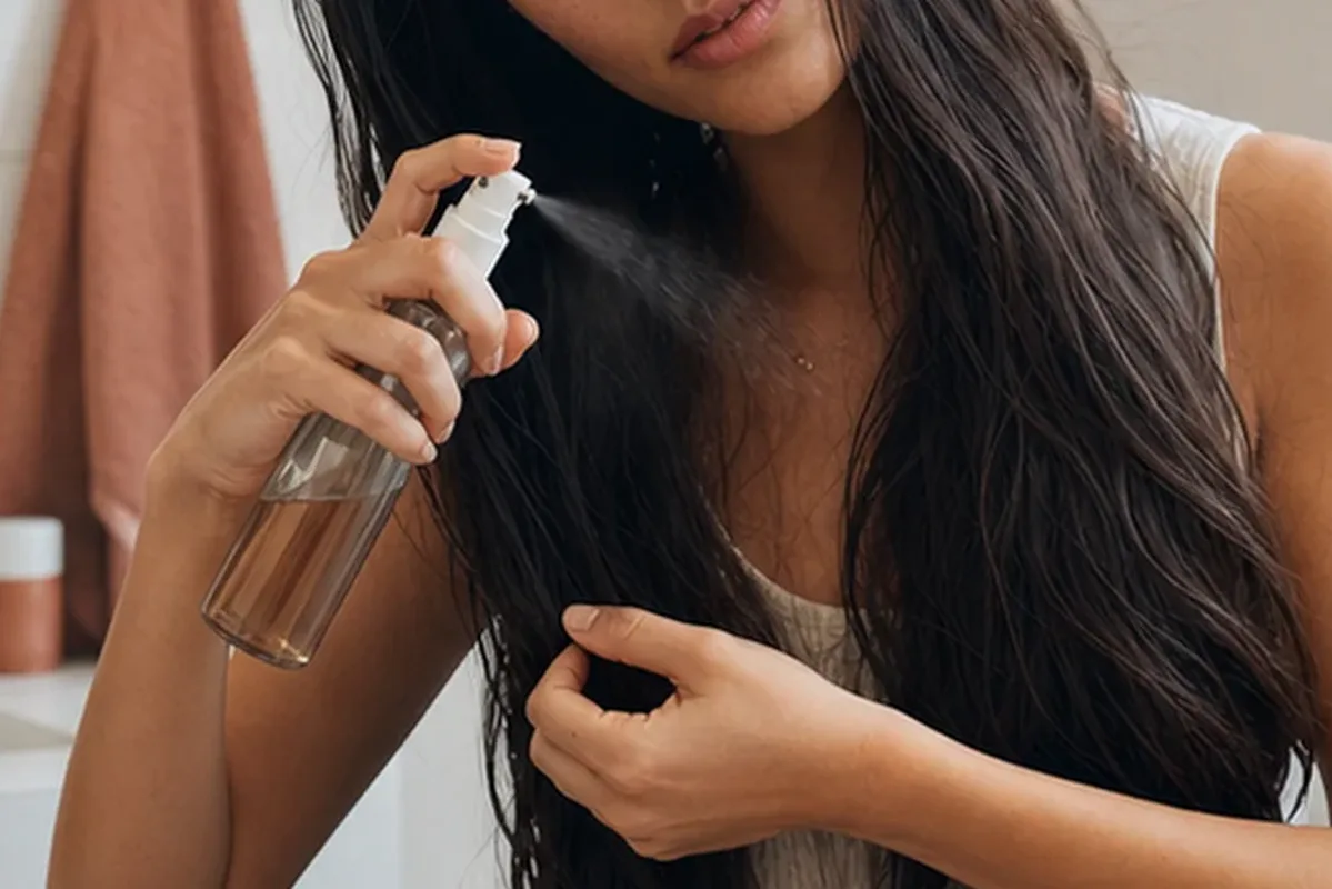 Authentische Beauty-Routine passend zum Thema Haarbürste bei Haarbruch