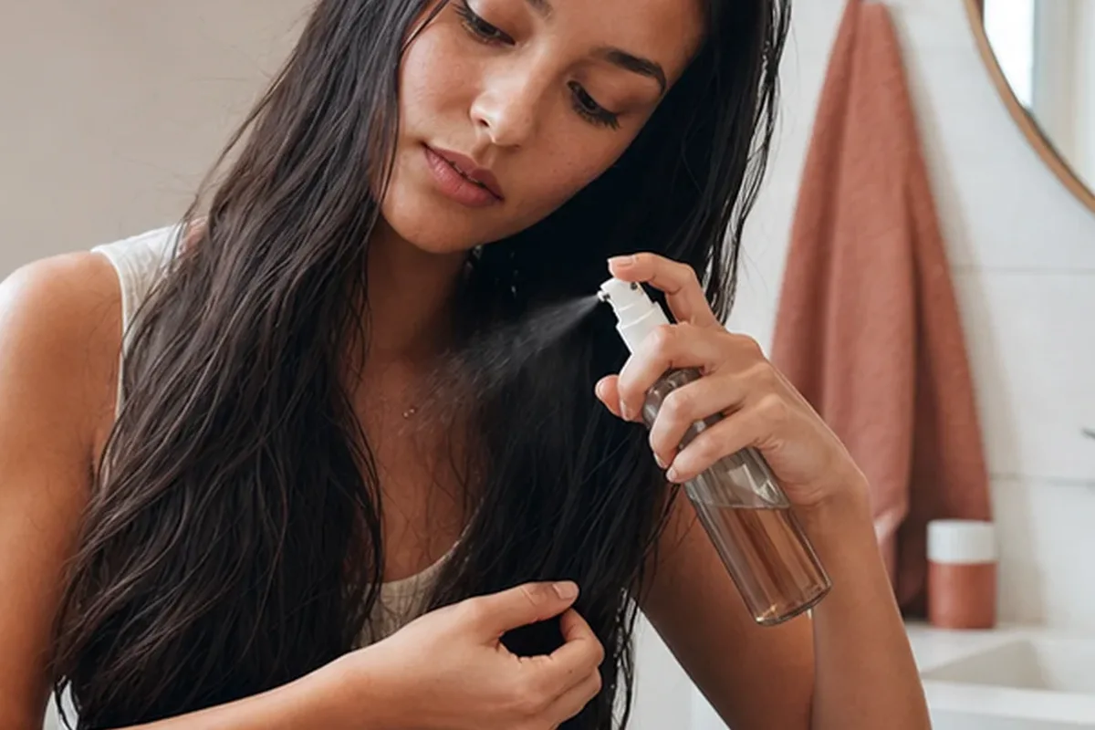 Authentischer Wohlfühlmoment passend zum Beauty-Thema Kopfhautserum für trockenes Haar