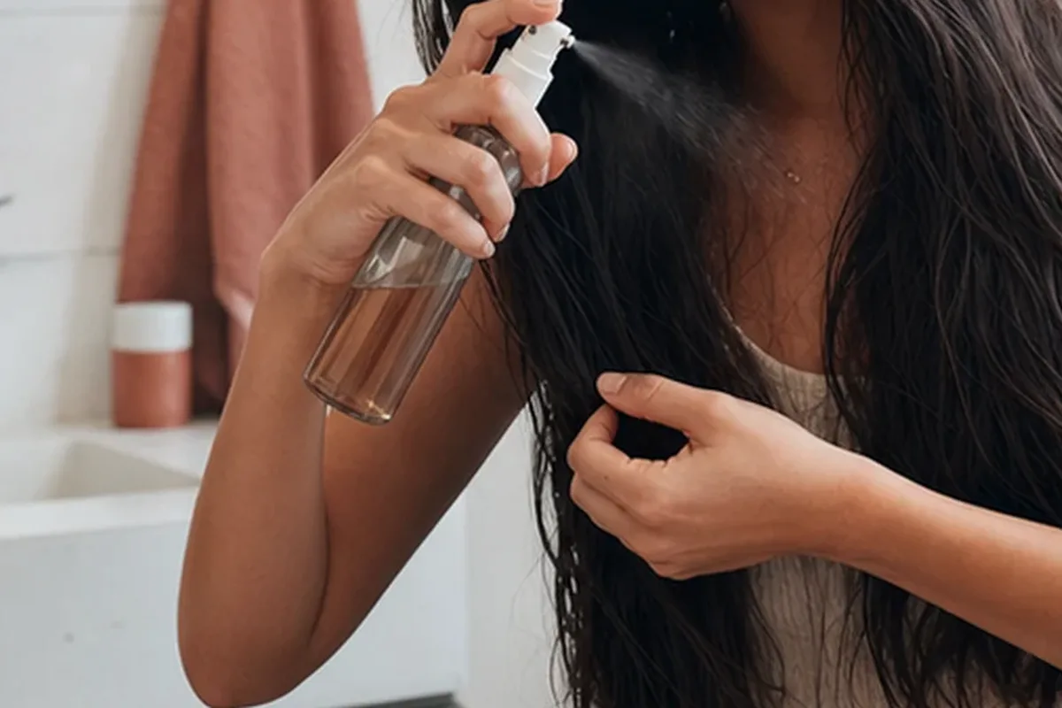 Authentische Beauty-Routine passend zum Thema Volumenspray für lockiges Haar