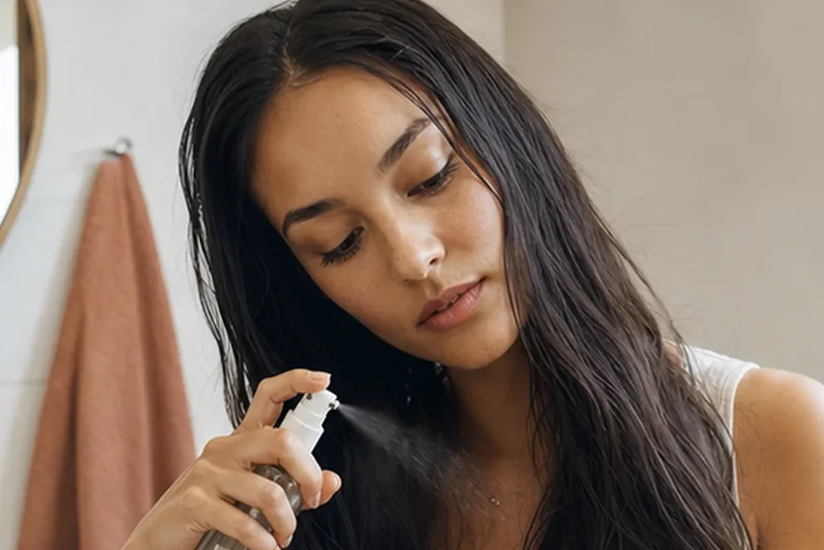 Authentischer Wohlfühlmoment passend zum Beauty-Thema Kopfhautserum bei fettigem Ansatz