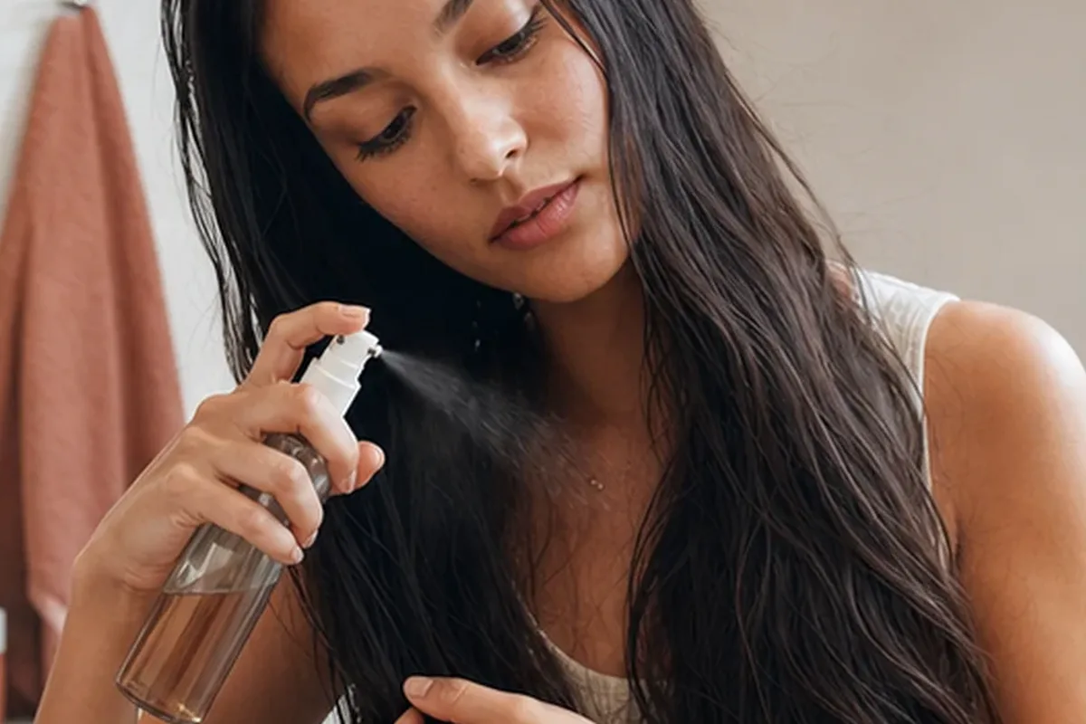 Emotionaler und authentischer Anwendungsmoment rund um Tiefenreinigungsshampoo bei Frizz
