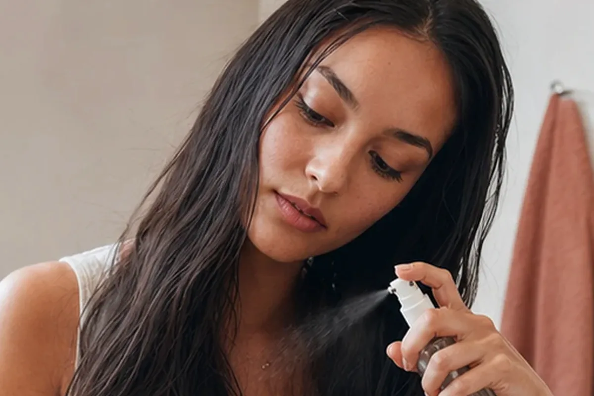 Authentische Beauty-Routine passend zum Thema Silbershampoo für empfindliche Kopfhaut