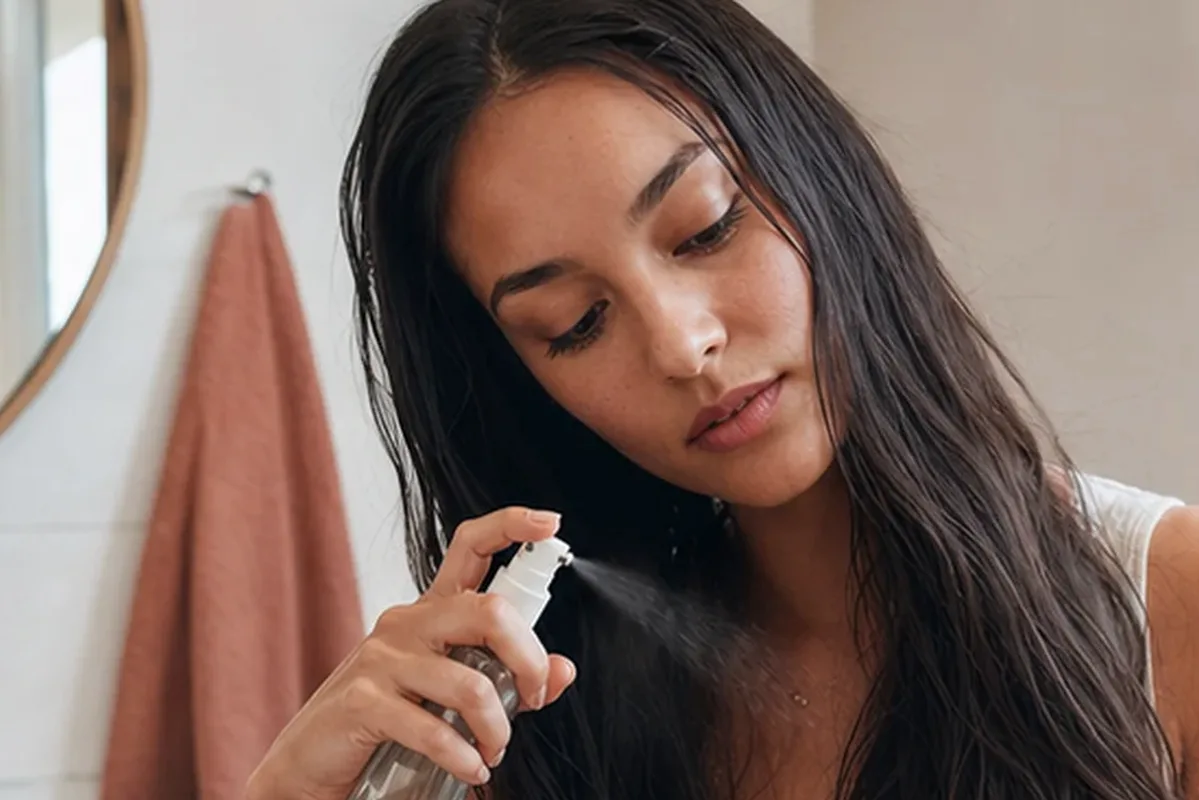 Redaktionelle Detailaufnahme zur Orientierung bei Anti-Frizz-Pflege für strapaziertes Haar