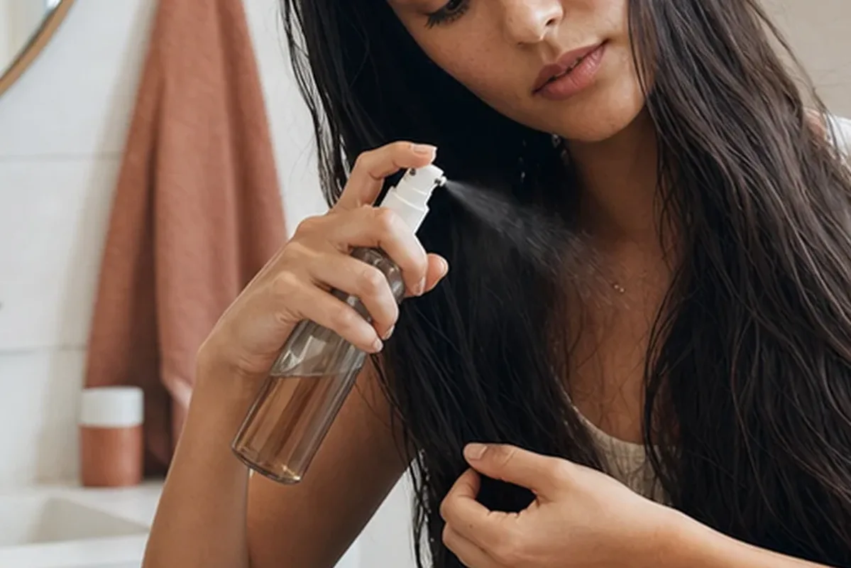 Authentischer Wohlfühlmoment passend zum Beauty-Thema Haaröl für feines Haar