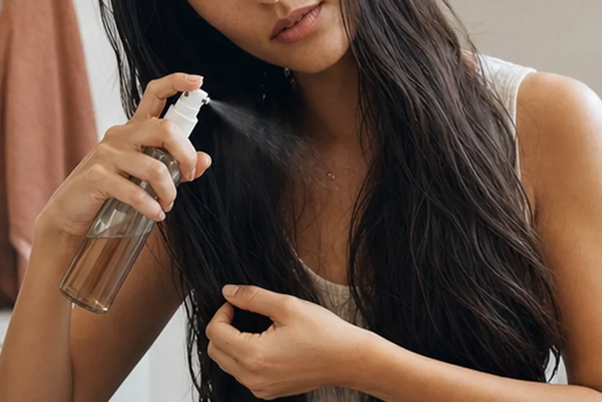 Authentischer Wohlfühlmoment passend zum Beauty-Thema Lockencreme für strapaziertes Haar