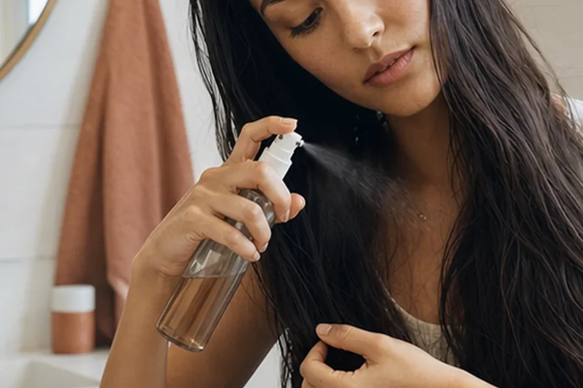 Authentischer Wohlfühlmoment passend zum Beauty-Thema Lockencreme für lockiges Haar