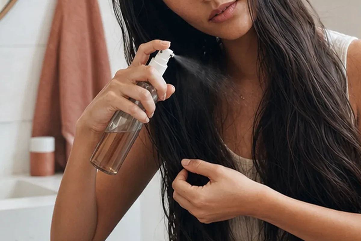 Redaktioneller Beauty-Moment zur Ausgangslage bei Volumenspray für strapaziertes Haar