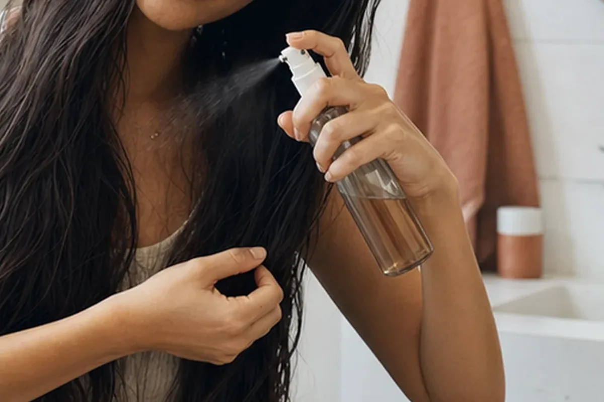 Redaktionelle Detailaufnahme zur Orientierung bei Trockenshampoo bei Frizz