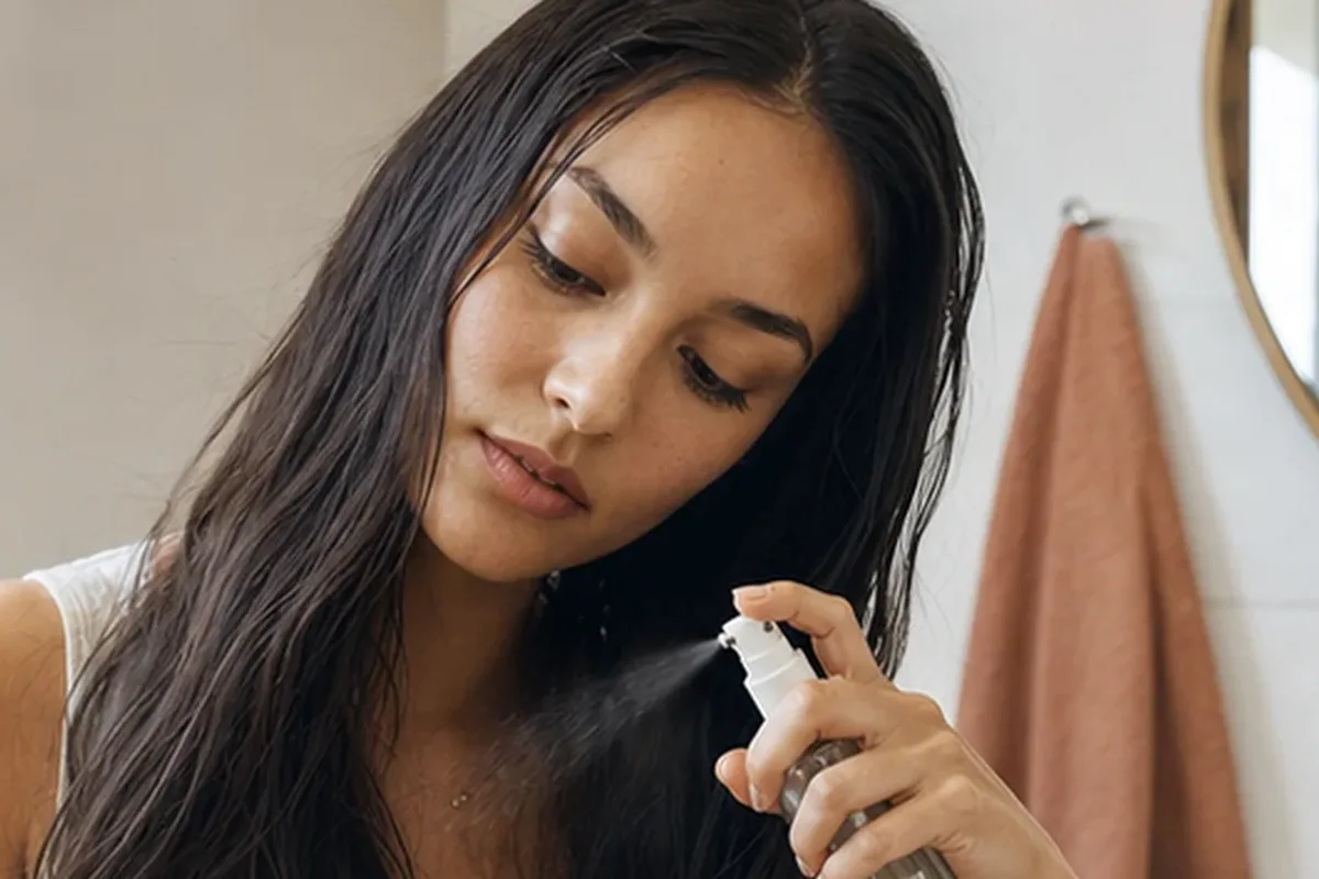 Authentischer Wohlfühlmoment passend zum Beauty-Thema Volumenspray bei fettigem Ansatz