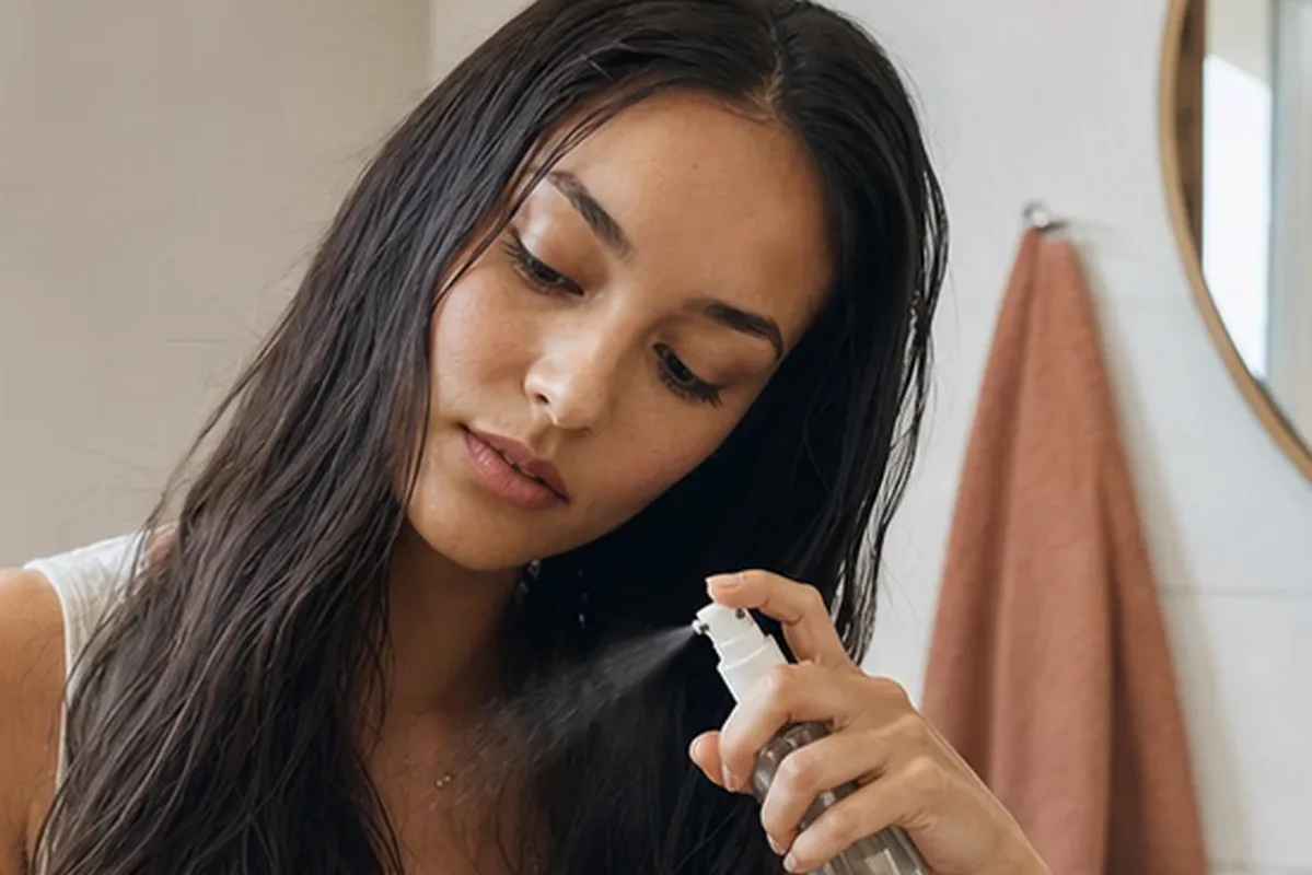 Redaktioneller Beauty-Moment zur Ausgangslage bei Silbershampoo für trockenes Haar