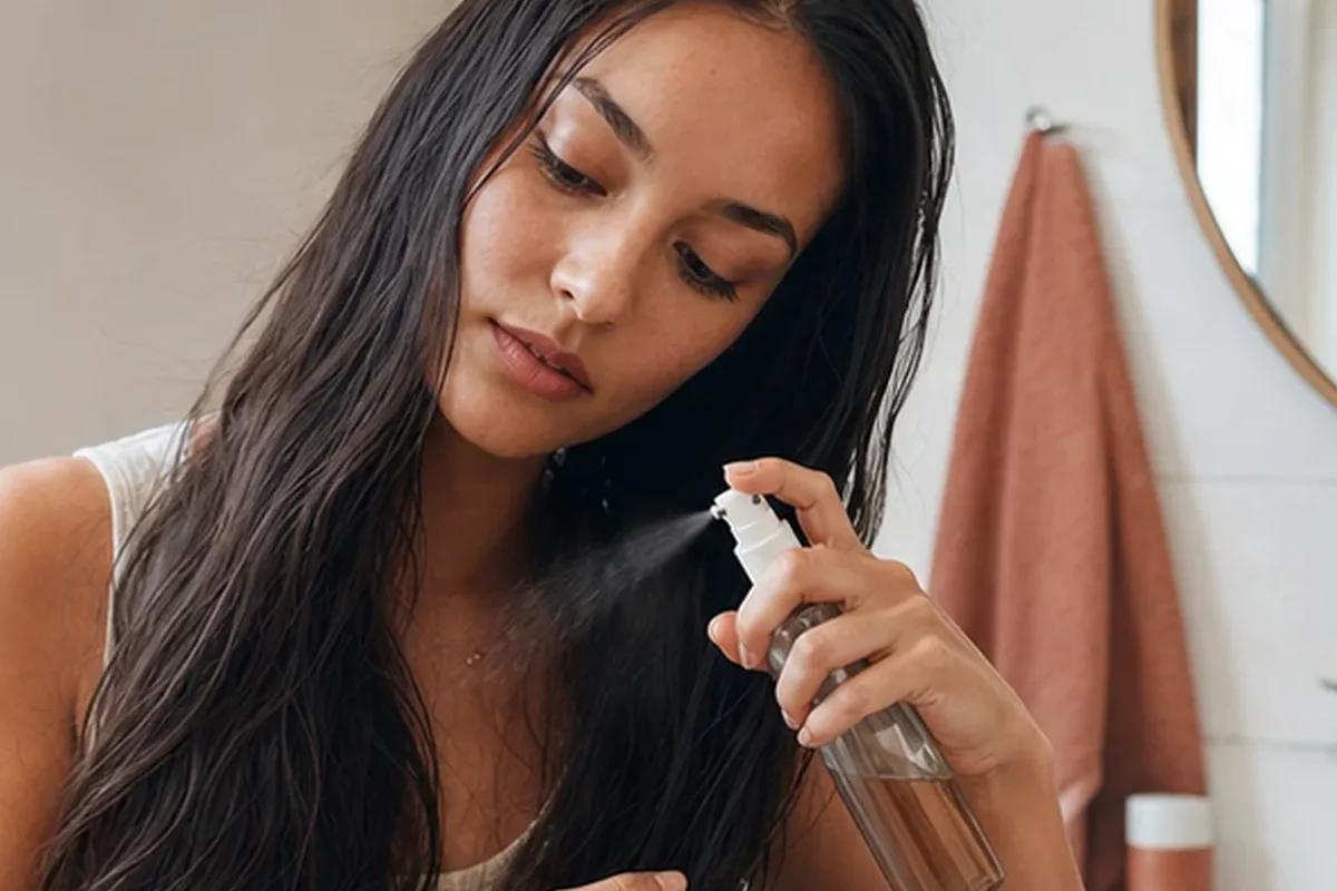 Authentischer Wohlfühlmoment passend zum Beauty-Thema Hitzeschutz für feines Haar
