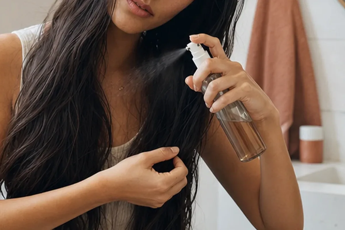 Authentischer Wohlfühlmoment passend zum Beauty-Thema Tiefenreinigungsshampoo bei Haarbruch