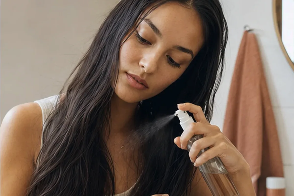 Authentischer Wohlfühlmoment passend zum Beauty-Thema Haarbürste bei Haarbruch