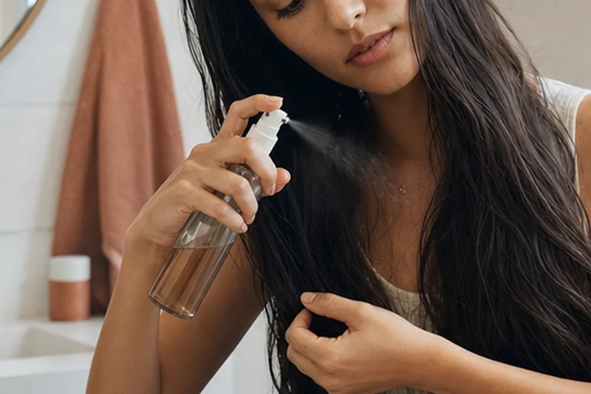 Authentische Beauty-Routine passend zum Thema Trockenshampoo für strapaziertes Haar