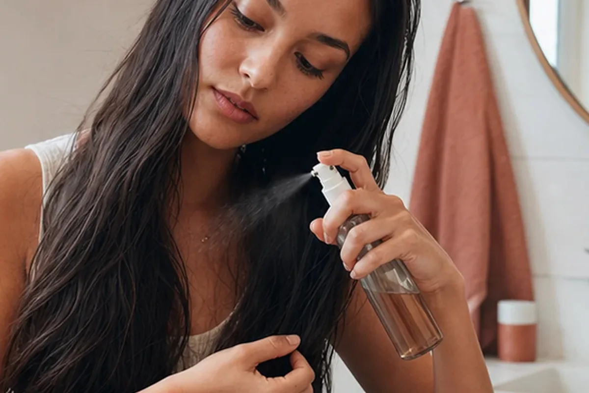 Emotionaler und authentischer Anwendungsmoment rund um Tiefenreinigungsshampoo für lockiges Haar
