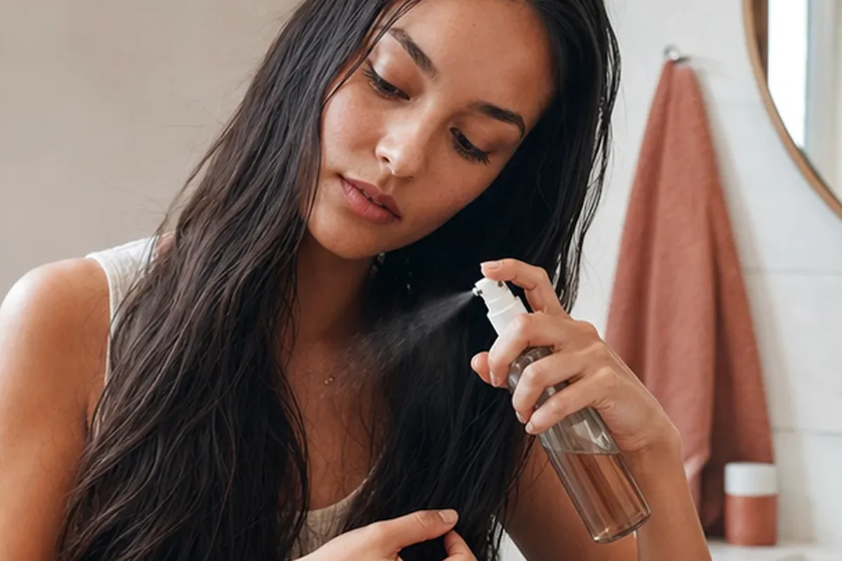 Authentischer Wohlfühlmoment passend zum Beauty-Thema Hitzeschutz für feines Haar