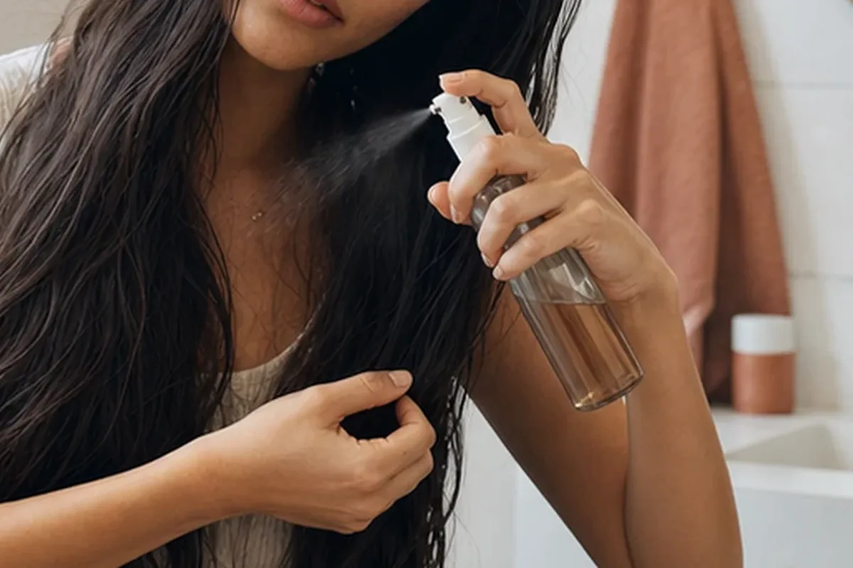 Authentische Beauty-Routine passend zum Thema Leave-in-Pflege für trockenes Haar