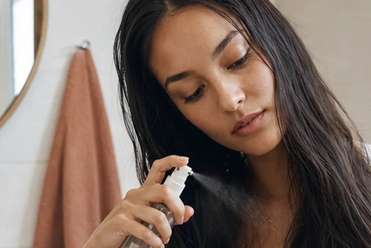 Redaktionelle Detailaufnahme zur Orientierung bei Tiefenreinigungsshampoo bei Frizz