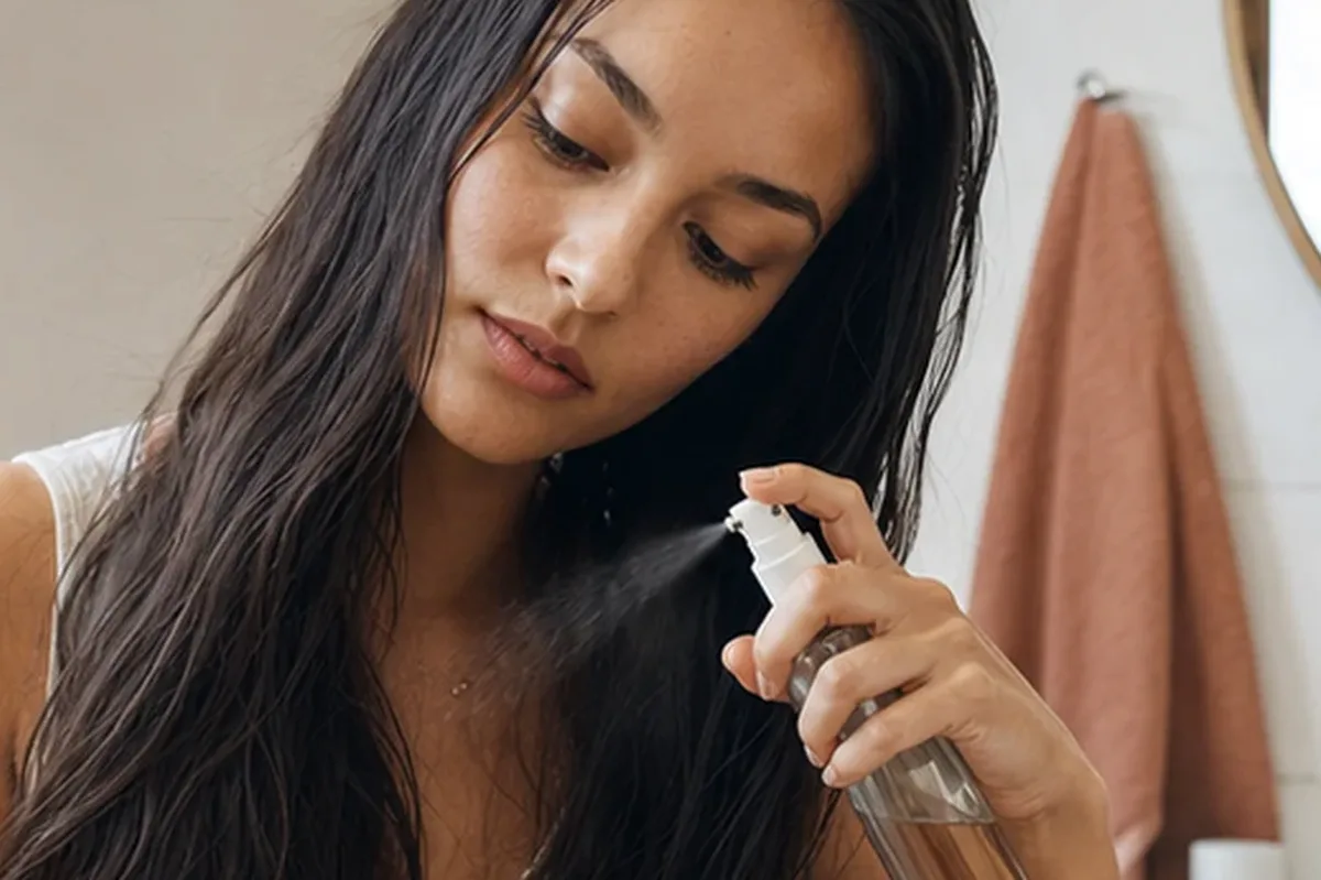 Authentische Beauty-Routine passend zum Thema Conditioner bei Frizz