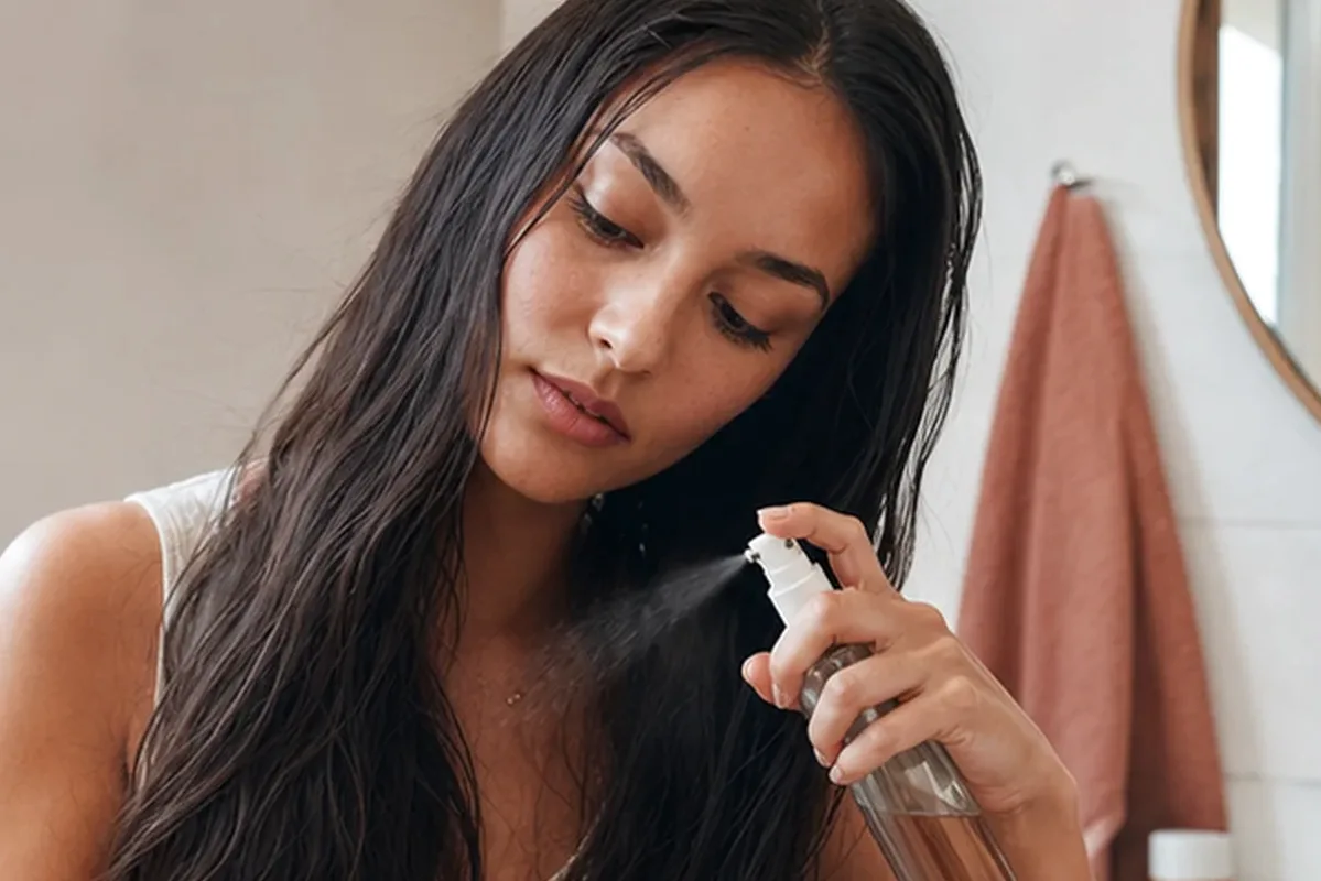 Redaktionelle Detailaufnahme zur Orientierung bei Mildes Shampoo bei Haarbruch