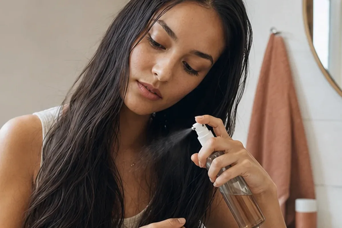 Redaktioneller Beauty-Moment zur Ausgangslage bei Haarbürste für trockenes Haar