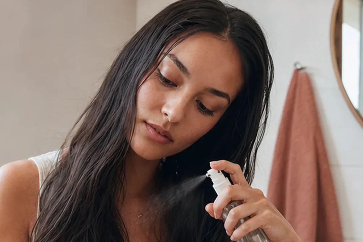 Authentischer Wohlfühlmoment passend zum Beauty-Thema Anti-Frizz-Pflege für lockiges Haar